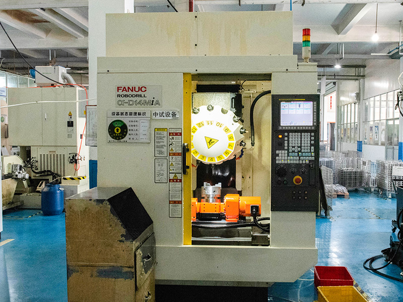 Drilling and milling machining center